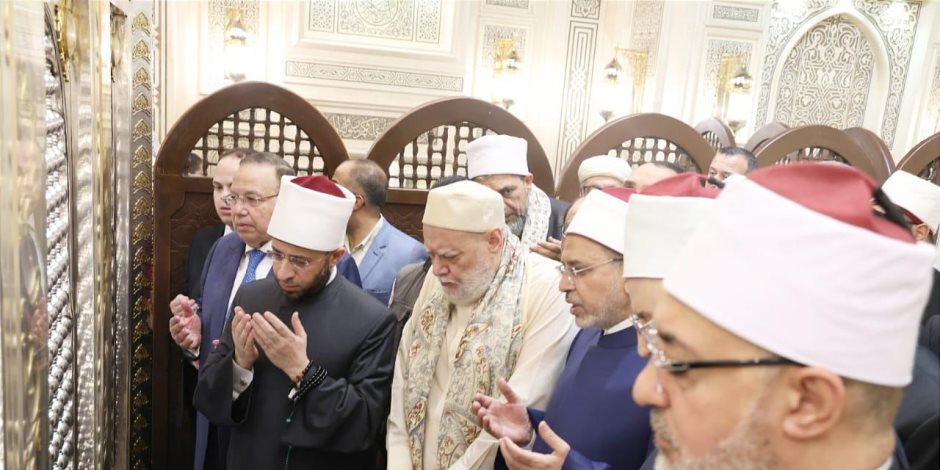 وزير الأوقاف يشهد احتفال الطرق الصوفية بالمولد النبوي الشريف بمسجد سيدنا الحسين وزير الأوقاف يشهد احتفال الطرق الصوفية بالمولد النبوي الشريف بمسجد سيدنا الحسين