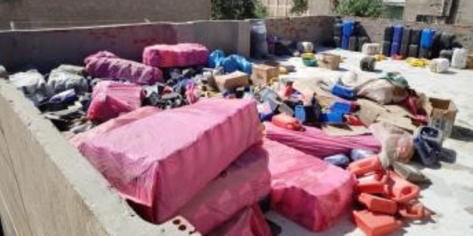 ضبط أحد الأشخاص لقيامه بإدارة مصنع لتدوير زيوت السيارات مجهولة المصدر بالإسكندرية