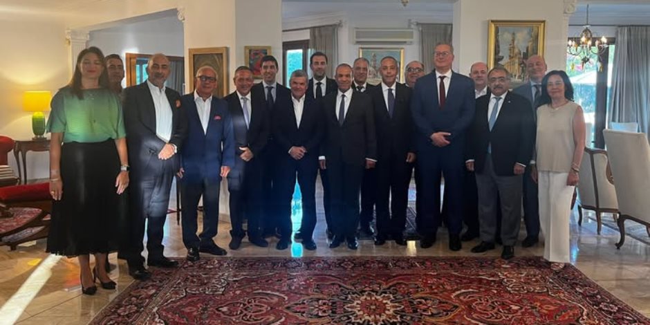 جلسة نقاش لوزير الخارجية مع كبار رجال الأعمال وقيادات غرفة التجارة في قبرص جلسة نقاش لوزير الخارجية مع كبار رجال الأعمال وقيادات غرفة التجارة في قبرص