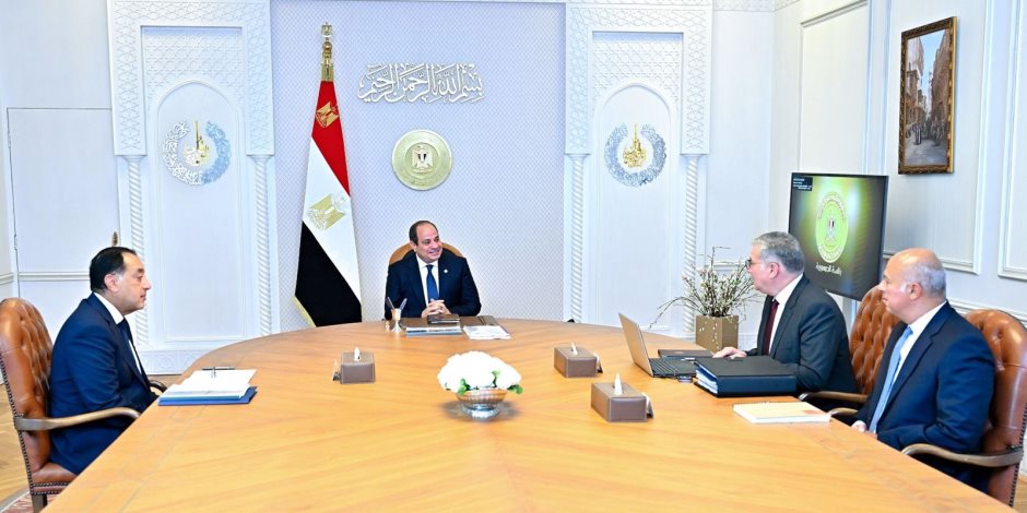 الرئيس السيسي يوجه بمواصلة تطوير الآبار الجديدة المكتشفة وإدراجها ضمن خريطة الإنتاج الرئيس السيسي يوجه بمواصلة تطوير الآبار الجديدة المكتشفة وإدراجها ضمن خريطة الإنتاج