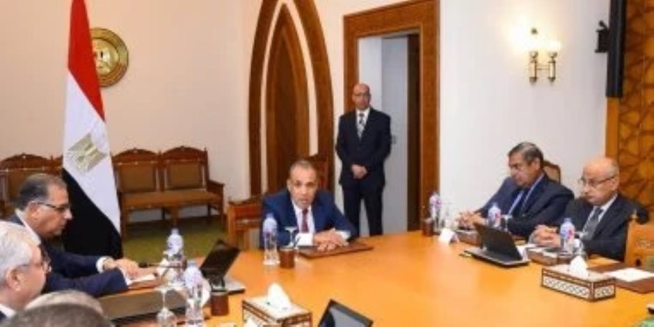وزير الخارجية يجتمع بقيادات الوزارة لمتابعة تطوير العمل والأداء المؤسسي