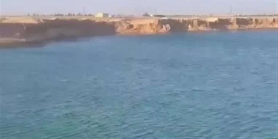 الأهالي يحولون بحيرة البهنسا إلى مزار.. والمحافظة تحذر من الاقتراب من المياه الأهالي يحولون بحيرة البهنسا إلى مزار.. والمحافظة تحذر من الاقتراب من المياه