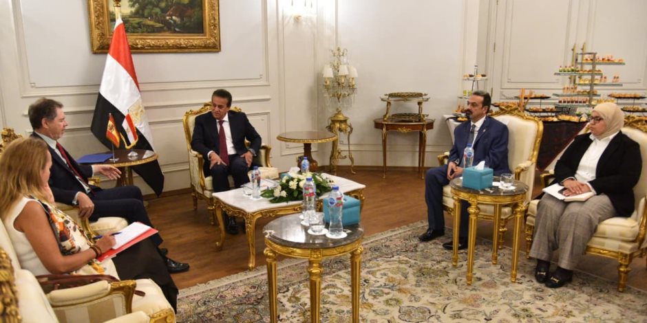 نائب رئيس الوزراء وزير الصحة يبحث مع سفير إسبانيا بمصر سبل تعزيز التعاون في القطاع الصحي نائب رئيس الوزراء وزير الصحة يبحث مع سفير إسبانيا بمصر سبل تعزيز التعاون في القطاع الصحي