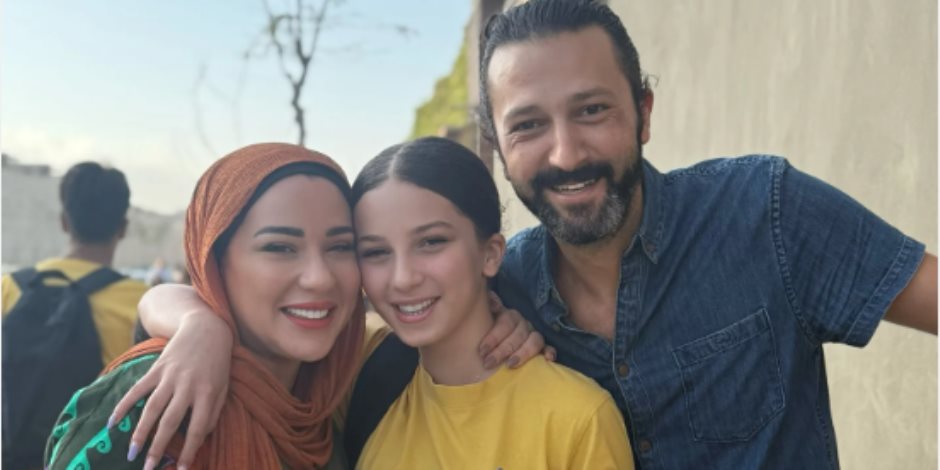أسما شريف منير تجمع بين زوجها وطليقها مع ابنتها فى أول يوم دراسة.. صور أسما شريف منير تجمع بين زوجها وطليقها مع ابنتها فى أول يوم دراسة.. صور