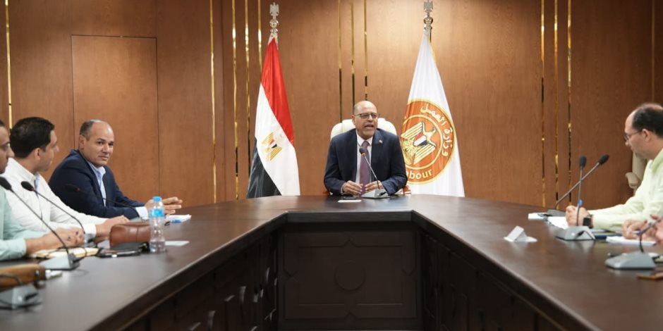 وزير العمل في أول أيام تطبيق قانون العمل الجديد: تحرير 201 محضر تصاريح عمل أجانب بغرامات تصل إلى 20 مليون جنيه وزير العمل في أول أيام تطبيق قانون العمل الجديد: تحرير 201 محضر تصاريح عمل أجانب بغرامات تصل إلى 20 مليون جنيه