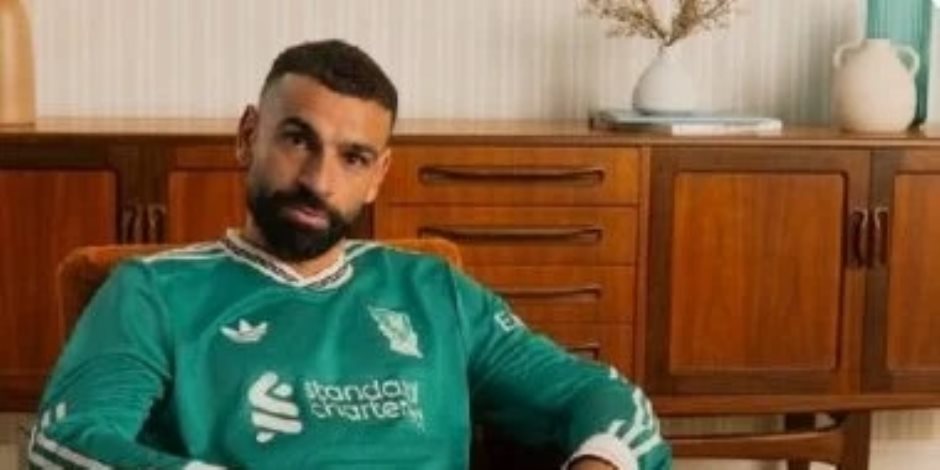 محمد صلاح يتصدر الحملة الدعائية لقميص ليفربول الثالث.. صور