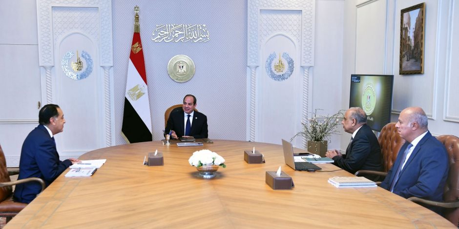 الرئيس السيسي يجتمع مع رئيس الوزراء ووزير الكهرباء الرئيس السيسي يجتمع مع رئيس الوزراء ووزير الكهرباء