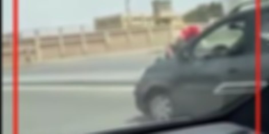 الداخلية تضبط قائد سيارة وآخر تمسك بمقدمتها أثناء السير بسبب خلافات مالية الداخلية تضبط قائد سيارة وآخر تمسك بمقدمتها أثناء السير بسبب خلافات مالية