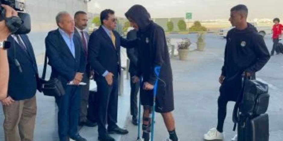 مرموش يظهر بالعكاز مع المنتخب بعد العودة للقاهرة (صور)