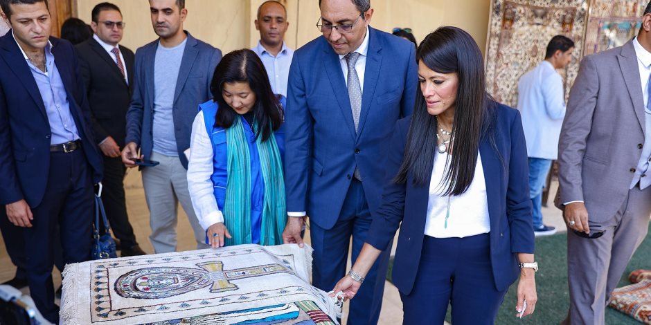 وزيرة التخطيط تضع حجر الأساس لأول مصنع لتربية ديدان القز وإنتاج الحرير الطبيعي في قنا