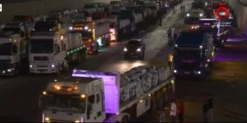 انطلاق قافلة المساعدات الـ36 من مصر إلى قطاع غزة.. فيديو