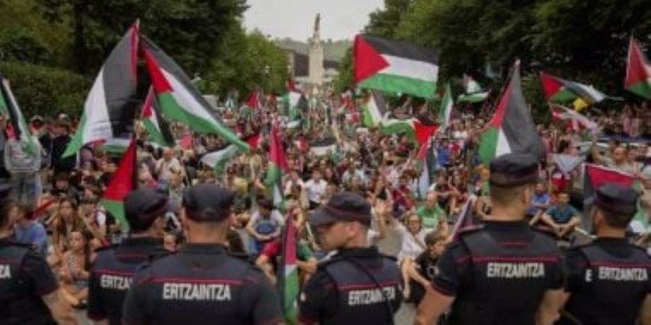 احتجاجًا على مشاركة فريق إسرائيل .. مظاهرة مؤيدة لفلسطين توقف سباق دراجات بإسبانيا