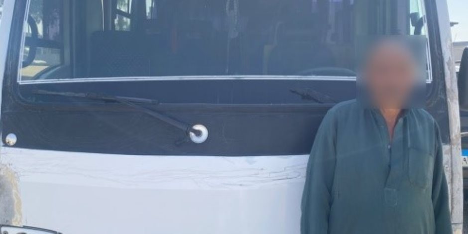 ضبط قائد سيارة "مينى باص" لسيره عكس الاتجاه والتعدي على آخر بالجيزة