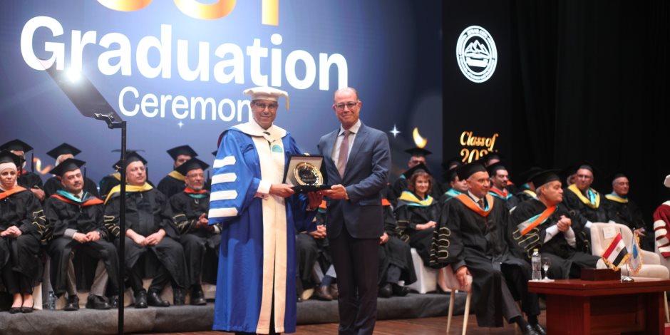 جامعة زويل تكرم «بيت الزكاة والصدقات» لدعمه المِنَح التعليمية جامعة زويل تكرم «بيت الزكاة والصدقات» لدعمه المِنَح التعليمية
