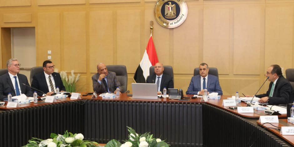 الأعلى للطاقة يناقش توفير البنية الأساسية ورفع قدرة المشروعات الصناعة الاستراتيجية الأعلى للطاقة يناقش توفير البنية الأساسية ورفع قدرة المشروعات الصناعة الاستراتيجية