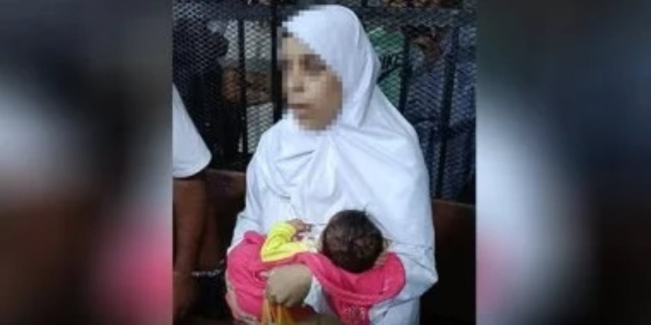 فى أولى جلسات محاكمتها.. المتهمة بقتل زوجها وأطفاله الـ6 بالمنيا تحمل صغيرها 