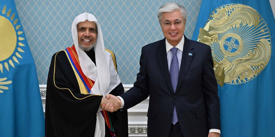 قلّده أعلى أوسمة الجمهورية.. الرئيس الكازاخستاني يستقبل الأمين العام لرابطة العالم الإسلامي