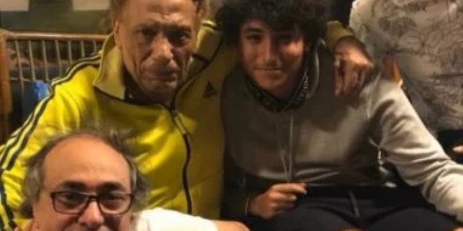 بعد غيابه عن الظهور .. الكاتب أكرم السعدنى ينشر صورة جديدة مع عادل إمام
