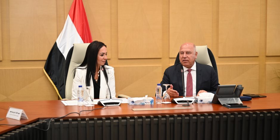 وزير الصناعة والنقل ووزيرة التضامن يشهدان توقيع بروتوكول تعاون لرعاية المسنين المحالين للتقاعد من وزارة الصناعة وزير الصناعة والنقل ووزيرة التضامن يشهدان توقيع بروتوكول تعاون لرعاية المسنين المحالين للتقاعد من وزارة الصناعة