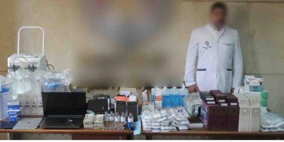 ضبط أحد الأشخاص لقيامه بانتحال صفة طبيب والنصب والاحتيال على المواطنين في التجمع الخامس