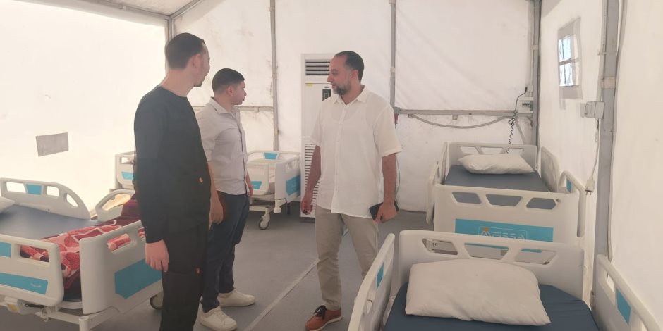 وكيل صحة سيناء شمال يواصل جولاته ويفاجئ مستشفيات الشيخ زويد رفح ويوقع خصم من مستحقات شركة النظافة (صور)