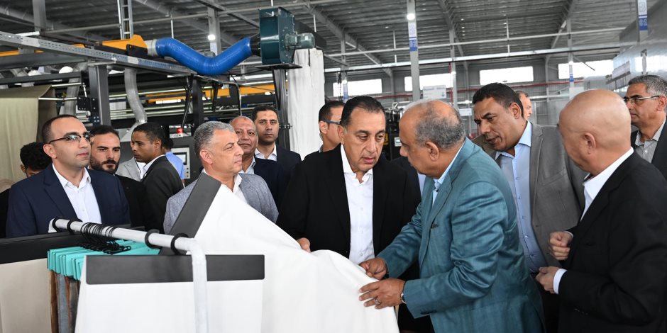 رئيس الوزراء يفتتح مصنع "هنجشينج" الصيني لتكنولوجيا المنسوجات باستثمارات قيمتها 70 مليون دولار رئيس الوزراء يفتتح مصنع "هنجشينج" الصيني لتكنولوجيا المنسوجات باستثمارات قيمتها 70 مليون دولار