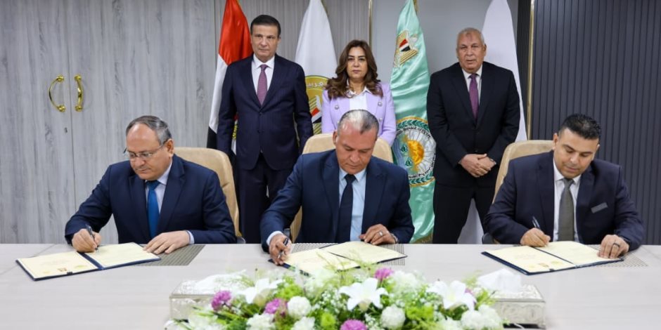 وزيرا التنمية المحلية والزراعة ومحافظ الوادي الجديد يشهدون توقيع بروتوكول لإنشاء أول مركز متكامل لانتاج الحرير الطبيعي بمدينة الخارجة وزيرا التنمية المحلية والزراعة ومحافظ الوادي الجديد يشهدون توقيع بروتوكول لإنشاء أول مركز متكامل لانتاج الحرير الطبيعي بمدينة الخارجة