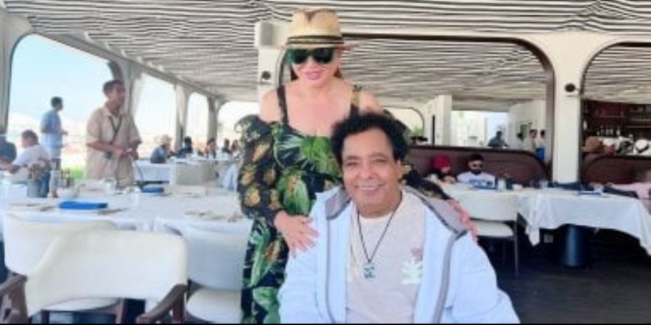 إلهام شاهين فى صورة مع محمد منير : بنحبك ياكينج وربنا يسعدك كما أسعدت الملايين بفنك الجميل