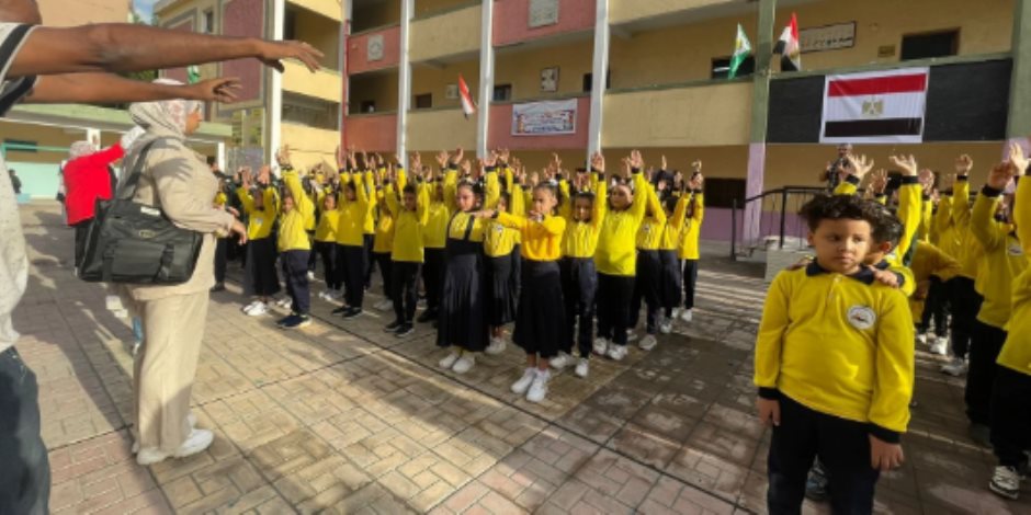 الجرس يدق فى مدارس الجيزة.. التلاميذ يؤدون النشيد الوطني بحماس.. ألوان البهجة تزين الفصول الجرس يدق فى مدارس الجيزة.. التلاميذ يؤدون النشيد الوطني بحماس.. ألوان البهجة تزين الفصول