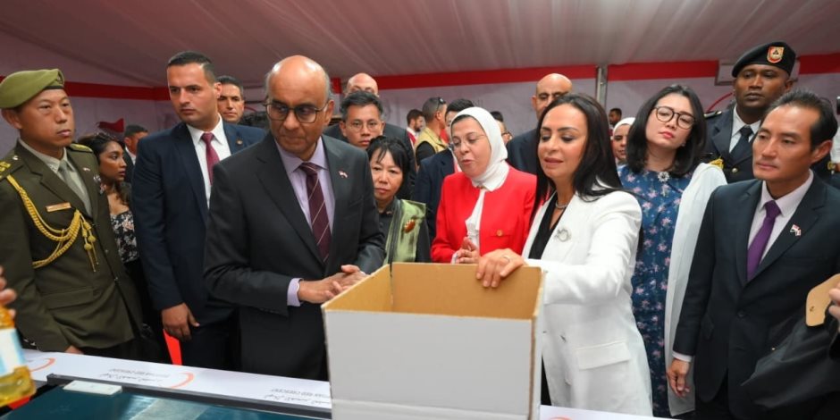 رئيس سنغافورة يشيد بجهود مصر والهلال الأحمر المصري في تقديم المساعدات الإنسانية للفلسطينيين في قطاع غزة رئيس سنغافورة يشيد بجهود مصر والهلال الأحمر المصري في تقديم المساعدات الإنسانية للفلسطينيين في قطاع غزة