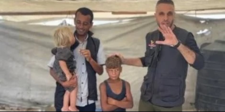 في استجابة فورية .. مصر تقوم برعاية طفل غزة الذي حمل شقيقه تحت القصف.. فيديو