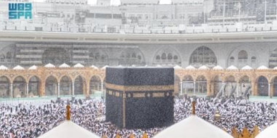 مشهد بديع التقطته الكاميرات.. سقوط أمطار على المسجد الحرام (صور)