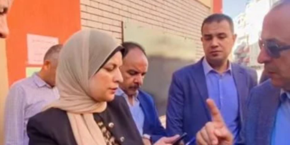 بنشترى عيش.. محافظ بور سعيد يفاجأ بطالبتين خارج المدرسة ويحيل المديرة للنيابة