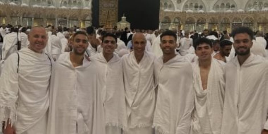 لاعبو بيراميدز يؤدون مناسك العمرة قبل العودة للقاهرة.. صور