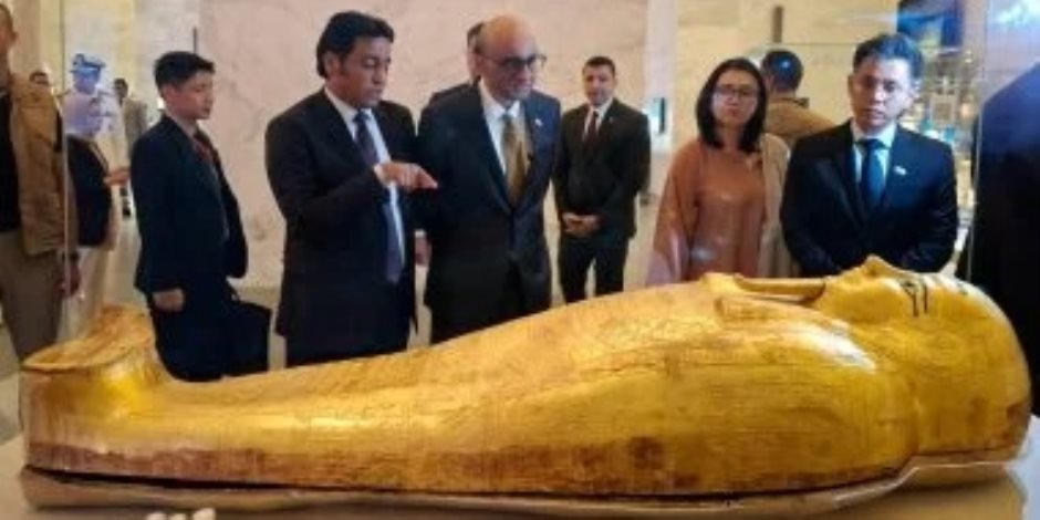 رئيس جمهورية سنغافورة يزور المتحف القومي للحضارة المصرية.. صور