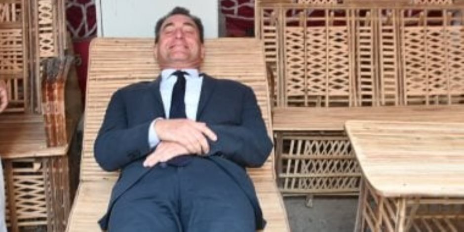 السفير الفرنسى يتفقد الأماكن الآثرية برشيد ويستلقى على سرير من الجريد