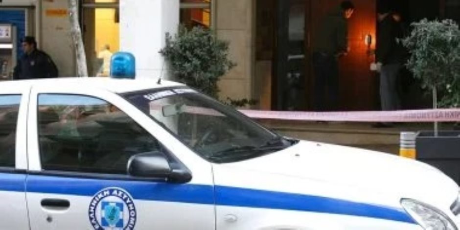 حدث في اليونان .. سيدة تخفى وفاة والدتها لعامين وتدفنها داخل اسطبل لاستمرار صرف المعاش.. 
