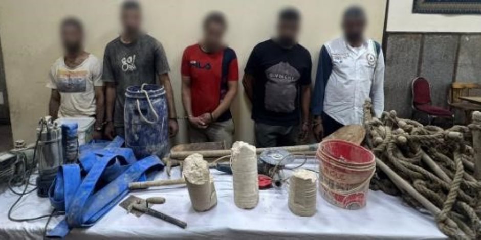 ضبط 5 أشخاص بالقاهرة أثناء التنقيب غير المشروع عن الآثار ضبط 5 أشخاص بالقاهرة أثناء التنقيب غير المشروع عن الآثار