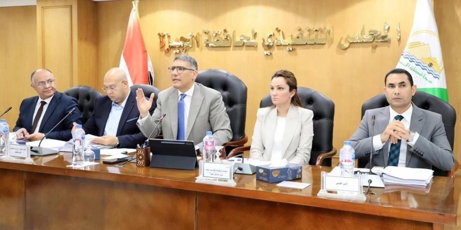 محافظ الجيزة لرؤساء الأحياء والمراكز: "اللي مش قادر يبذل أقصى جهد في العمل يتفضل ويسيب مكانه"