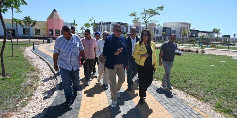 خلال جولتها بشرم الشيخ.. وزيرة التنمية المحلية توجه بإزالة عمارتين مختلفتين ونقل تجار الخردة من الرويسات (صور)