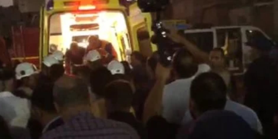 آخر ضحايا حريق مصنع المحلة.. انتشال جثمان فرد شرطة من تحت الأنقاض (فيديو)
