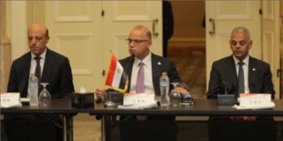 رئيس الرقابة المالية يستعرض مع رؤساء التحرير تطوير القطاع المالي غير المصرفي
