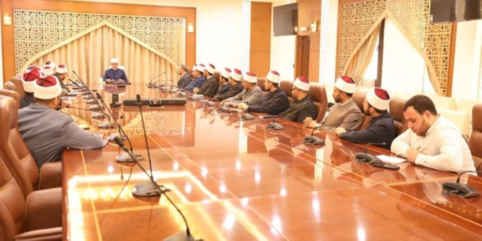 مفتي الجمهورية يناقش مع أمناء الفتوى والباحثين بدار الإفتاء خطط تطوير المشروعات العلمية والبحثية ويؤكد: البحث العلمي في دار الإفتاء ليس نشاطًا فرعيًا 