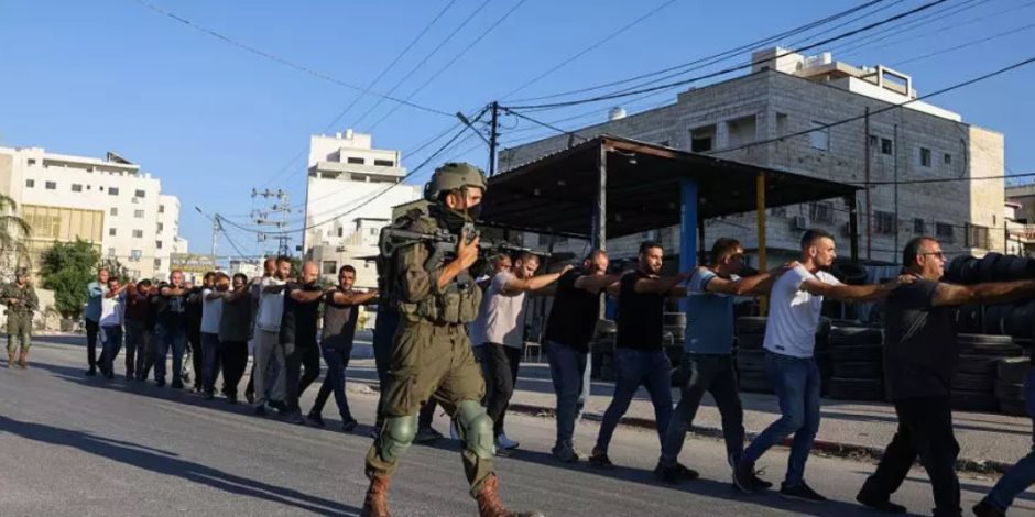 246 من حصار طولكرم .. حملة مداهمات لعشرات المنازل بالضفة والاحتلال يعتقل عشرات الفلسطينيين 