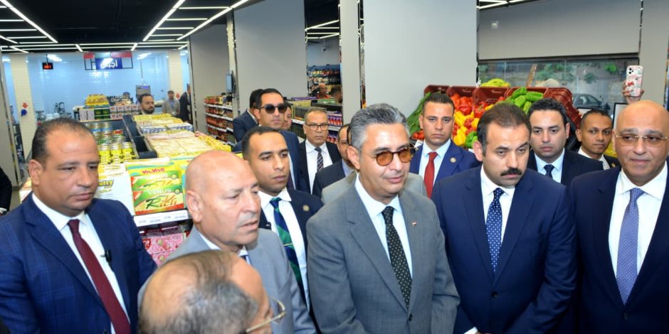 وزير التموين يفتتح أول ثلاثة فروع مطوّرة للمجمعات الاستهلاكية بالعلامة التجارية الموحدة “كاري أون”