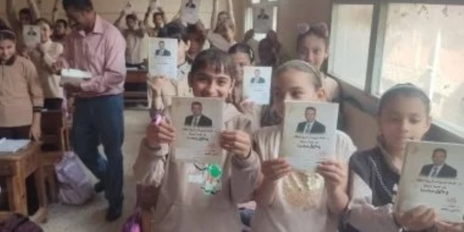 كشفتها صفحات الفيس بوك ..استبعاد مدير مدرسة بالمنوفية بعد توزيع كراسات عليها صورة مرشح محتمل بالبرلمان