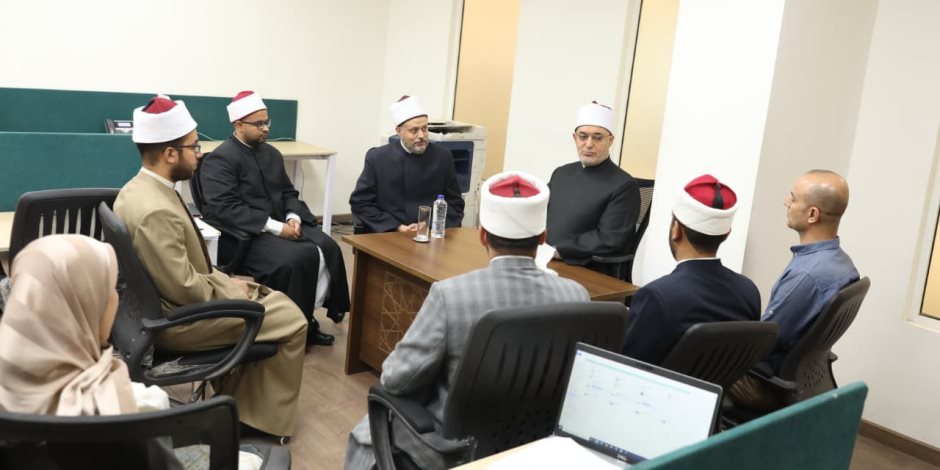 مفتي الجمهورية يتفقد الإدارة العامة للبوابة والتطبيقات الإلكترونية بدار الإفتاء