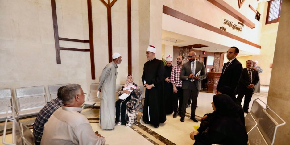 مفتي الجمهورية يستمع لآراء جمهور المستفتين حول خدمات دار الإفتاء خلال جولته الميدانية بإدارة الفتوى الشفوية