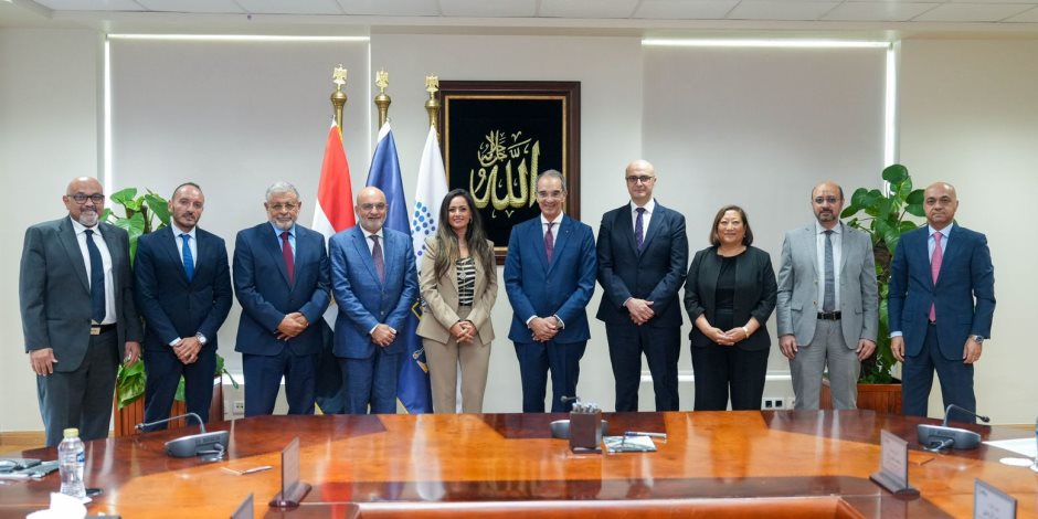 وزير الاتصالات يشهد توقيع تراخيص تقديم خدمات "إنترنت الأشياء" بين "القومي للاتصالات" و 7 شركات عالمية لتصنيع السيارات