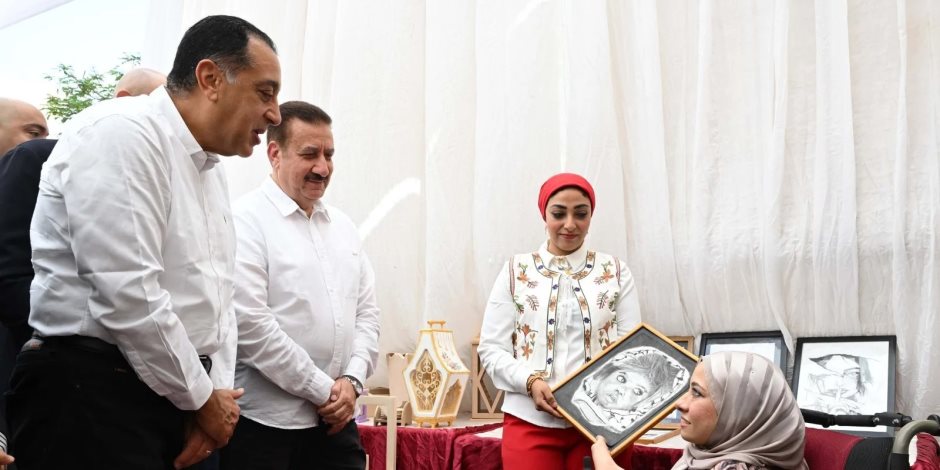 رسوماتك جميلة.. حوار ودى بين رئيس الوزراء وفتاة من ذوى الهمم بالمنوفية